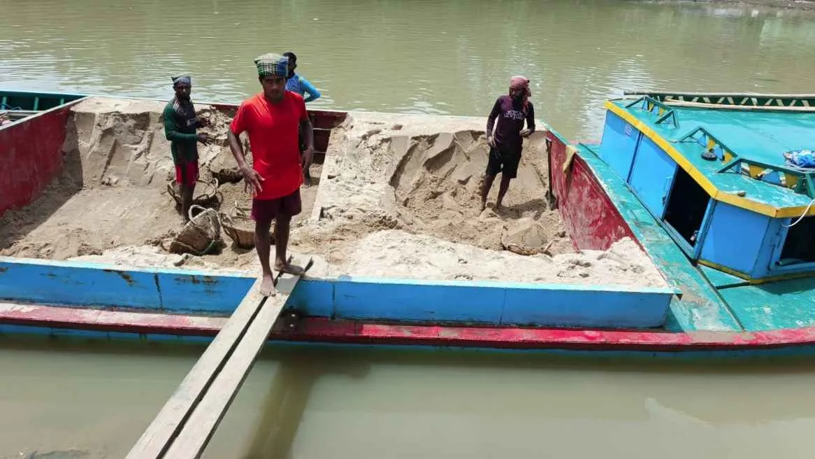 অবৈধভাবে উত্তোলন-৫০ হাজার টাকা জরিমানা