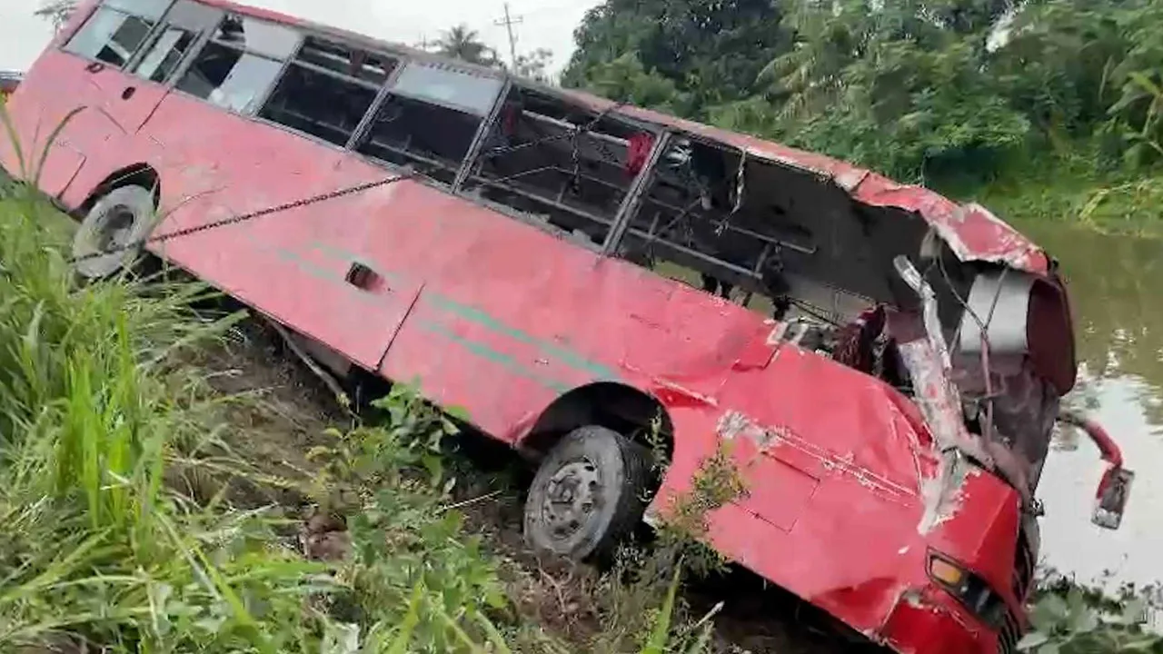 পদ্মা সেতুতে বাস-ট্রাকের সংঘর্ষে দুইজন নিহত