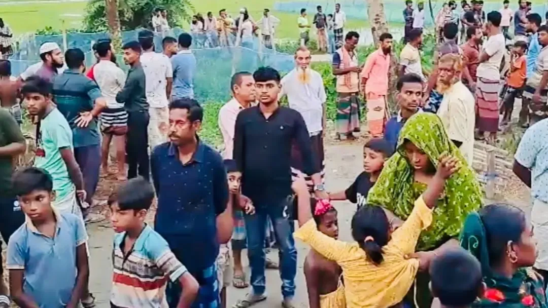 স্ত্রীকে কুপিয়ে হত্যা, গণধোলাই দিয়ে স্বামীকে পুলিশে সোপর্দ