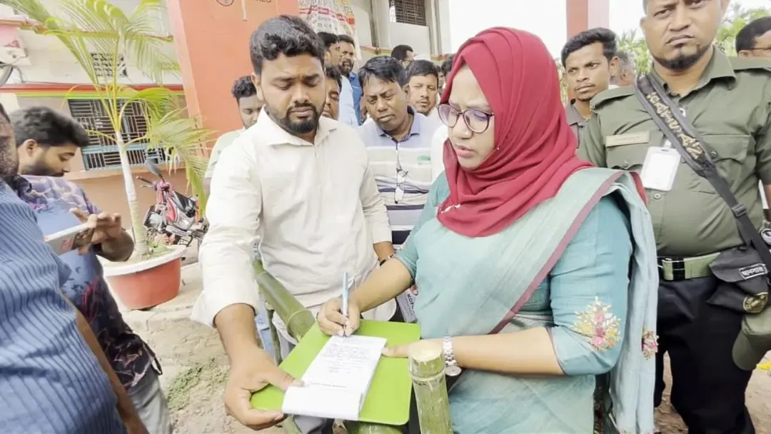 নাটোরে গোপনে ২৬০০ লিটার তেল বিক্রি, ফিলিং স্টেশনকে জরিমানা