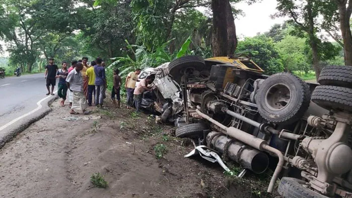 দিনাজপুরে ট্রাক-মাইক্রোবাস সংঘর্ষে নিহত ৪