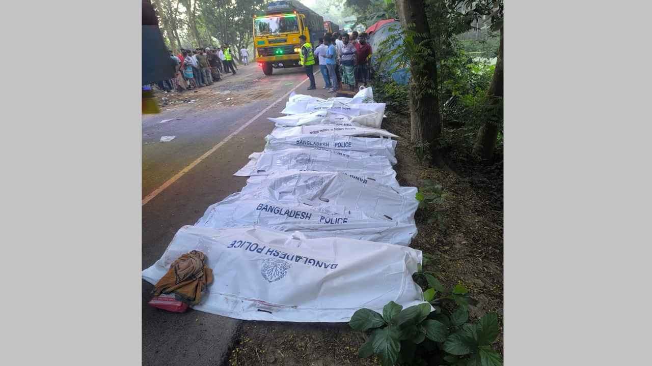 নাটোরে বাস-ট্রাক সংঘর্ষে নিহত বেড়ে ১৪