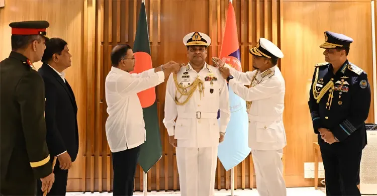 নতুন নৌপ্রধানকে ভাইস অ্যাডমিরাল র‍্যাংক ব্যাজ পরালেন প্রধানমন্ত্রী