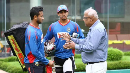 ছাত্রদের সমর্থনে মাঠে নামলেন কোচ ফাহিম