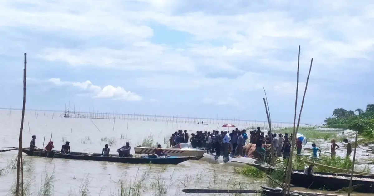 পদ্মায় ৪৭ গরুসহ ট্রলার ডুবি