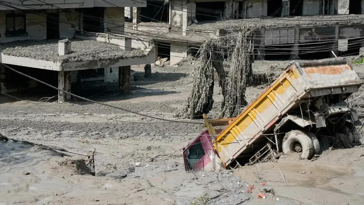 নেপালে আকস্মিক বন্যায় নিহত বেড়ে ১৬