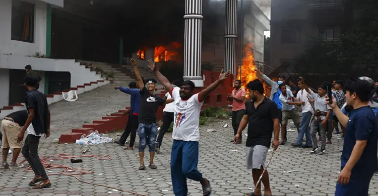 রক্ত-আগুনে থমকে গেছে নেপালের পর্যটন মৌসুম, অর্থনীতির ব্যাপক ক্ষতি