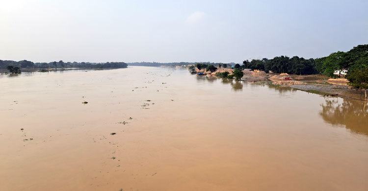 বন্যার পানি কমলেও বাড়ছে দুর্ভোগ