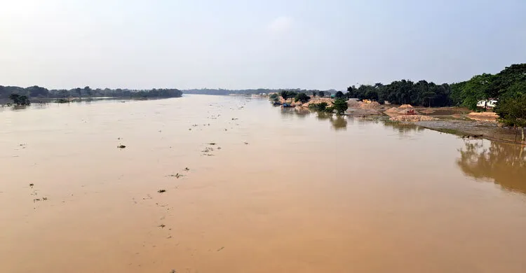 বন্যার পানি কমলেও বাড়ছে দুর্ভোগ