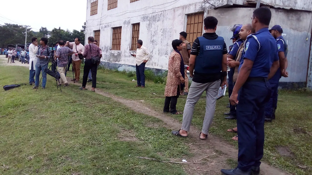 জঙ্গি আস্তানা সন্দেহে বাড়ি ঘিরে রেখেছে পুলিশ