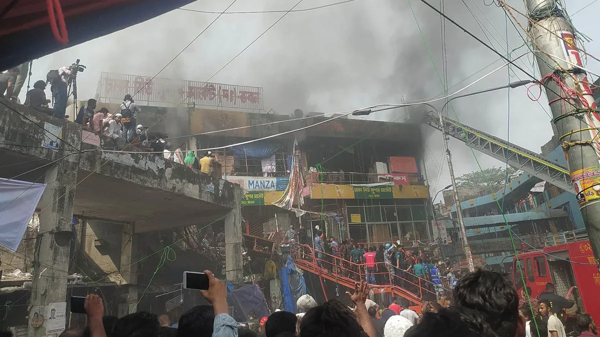 ধোঁয়ায় অন্ধকার নিউ মার্কেট, নিয়ন্ত্রণে ৩০ ইউনিট