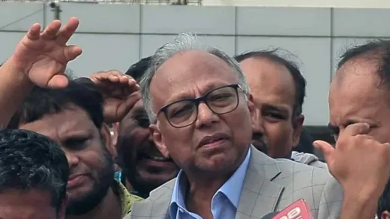 বিমানবন্দরে মাহমুদুর রহমানকে ছাত্র-জনতার গণ সংবর্ধনা