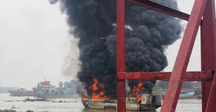 ফতুল্লায় তেলবাহী ট্রলারে আগুন