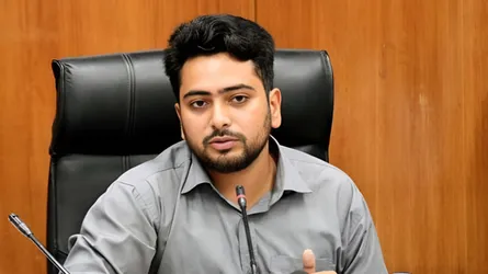 সরকারও মনে হয় আশির দশকে ফেরত যাচ্ছে: নাহিদ ইসলাম