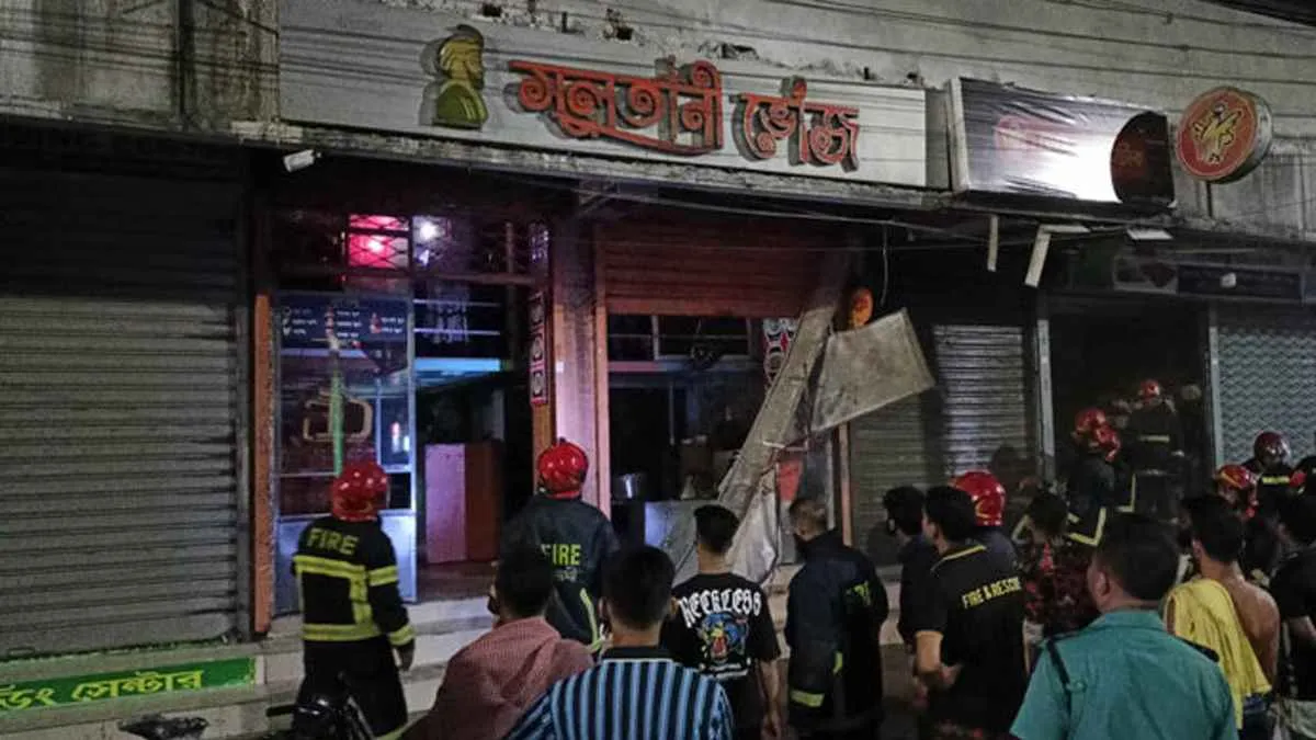 নীলক্ষেতে দুটি হোটেলে আগুন