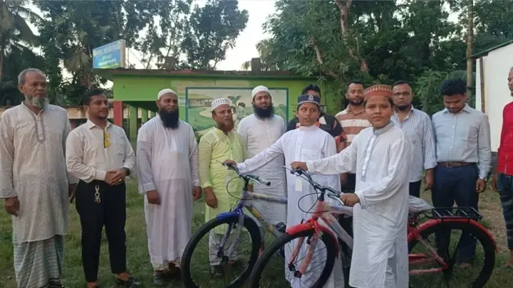৬০ দিন জামাতে নামাজ পড়ে সাইকেল পেল শিশু মুসল্লিরা