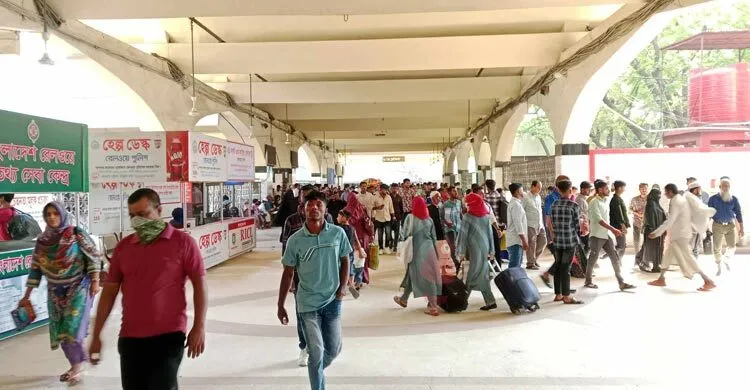 কমলাপুরে ঘরমুখো মানুষের ভিড়, ট্রেনে স্বস্তিতে বাড়ি ফিরছে মানুষ
