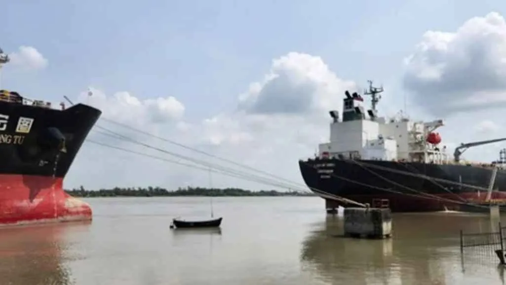 ২২ দিনে চট্টগ্রাম বন্দরে ২৫ জাহাজ জ্বালানি খালাস