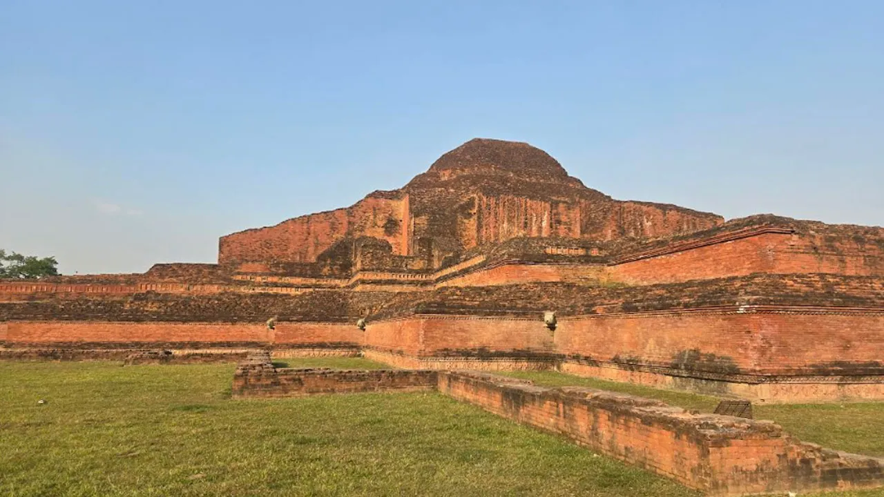 অব্যবস্থাপনায় হুমকিতে পাহাড়পুর বৌদ্ধবিহার