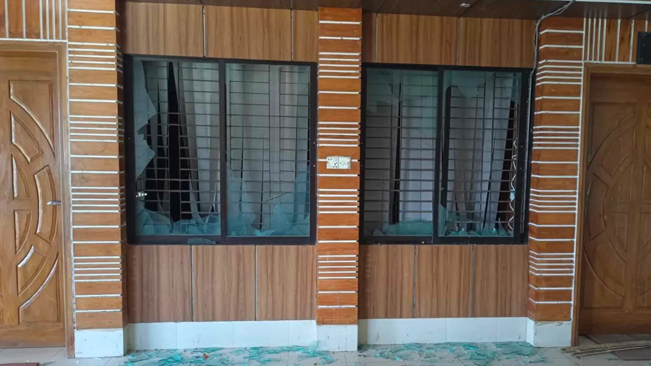 নোয়াখালী পৌরসভায় হামলা-ভাঙচুর