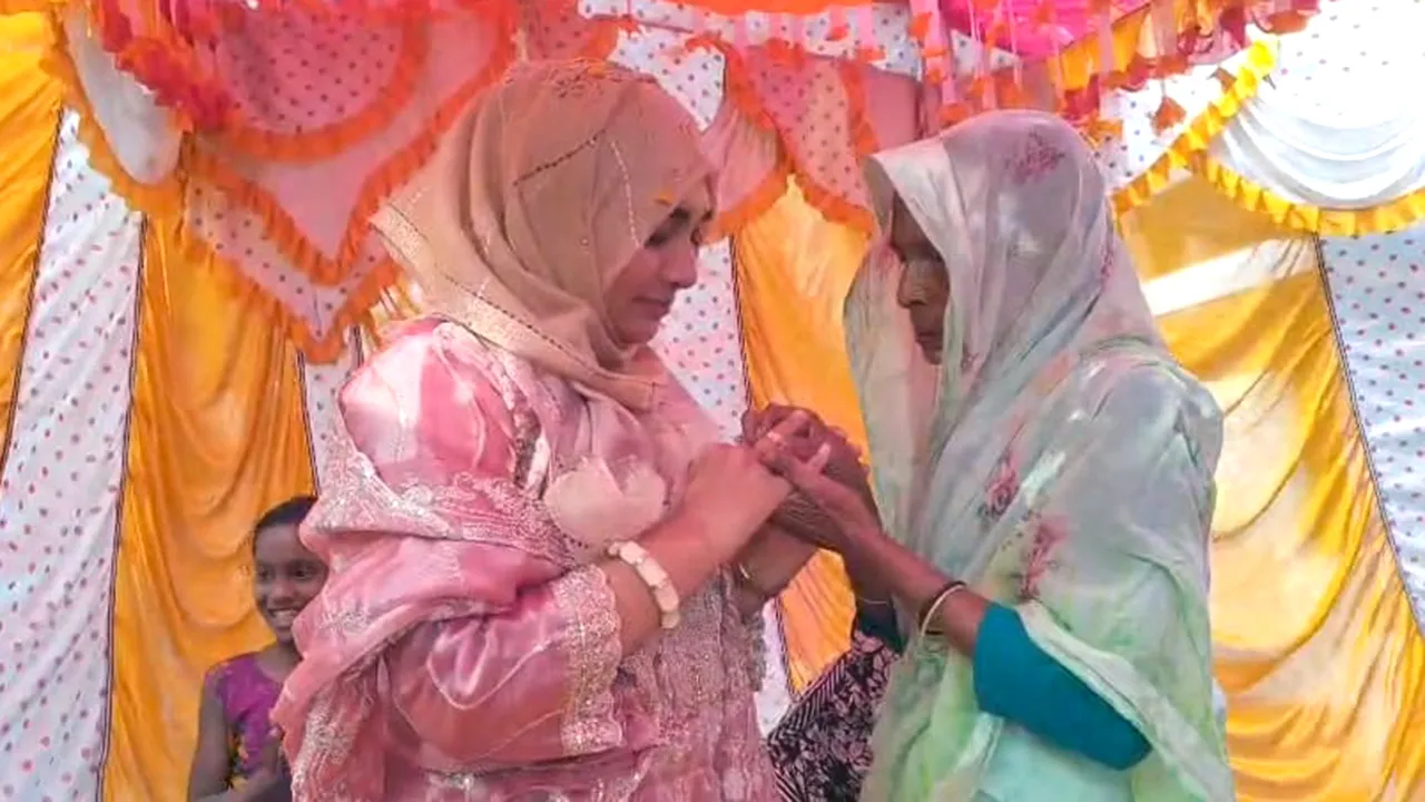 গণসংযোগে স্বর্ণের রিং উপহার পেলেন মাসউদের স্ত্রী