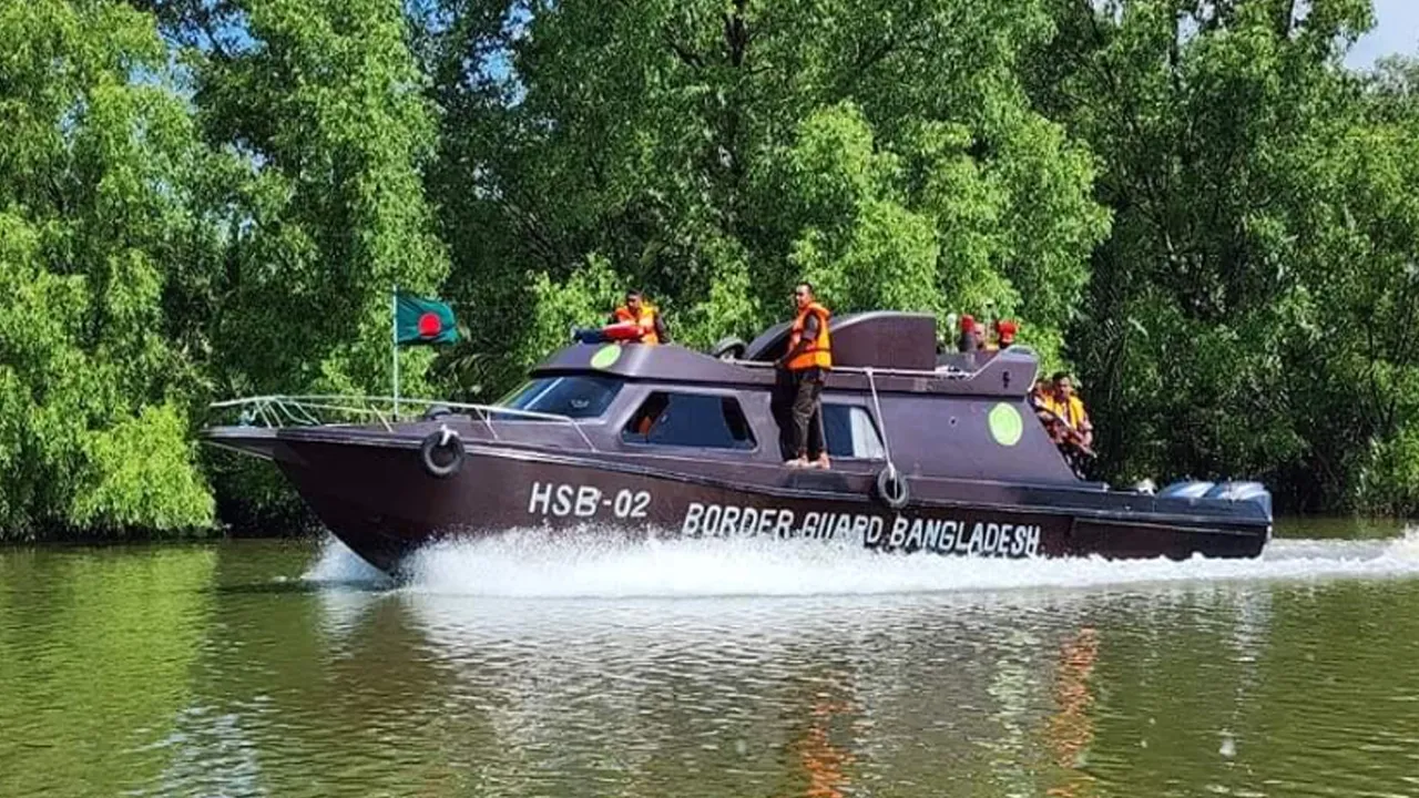 নাফ নদী পাড়ি দেওয়ার অপেক্ষায় শত শত রোহিঙ্গা
