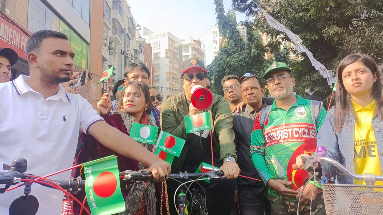সাইকেল চালিয়ে নৌকায় ভোট চাইলেন নায়ক ফেরদৌস