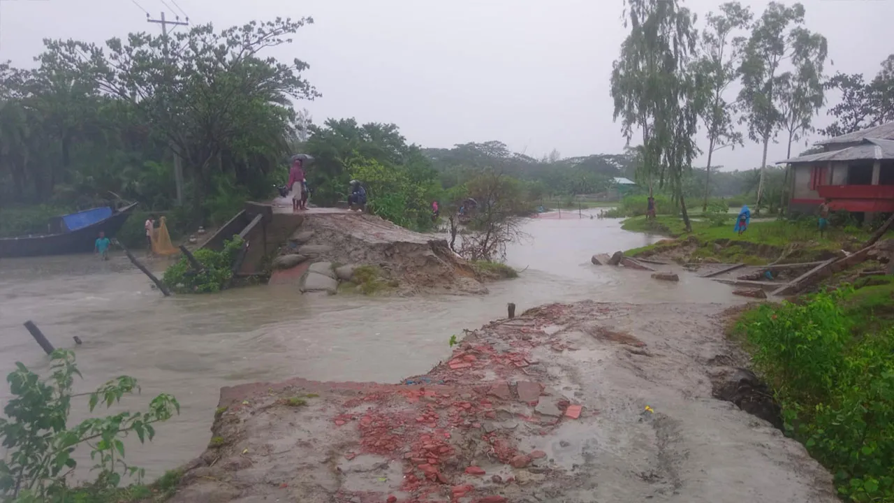 জোয়ারের চাপে ভেঙে গেছে সড়ক, দুর্ভোগে নিঝুম দ্বীপের বাসিন্দারা