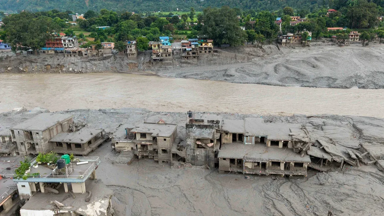 নেপালে বন্যায় মৃত্যু বেড়ে ২৭০