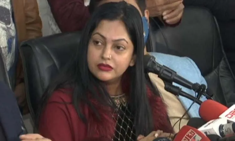 লন্ডনে যাওয়ার পথে বিমানবন্দরে আটকে দেওয়া হলো অভিনেত্রী নিপুণকে