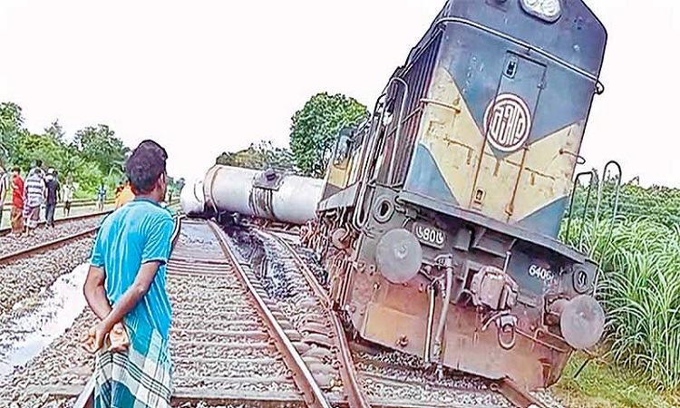 Oil train derails, rail traffic halt with Khulna