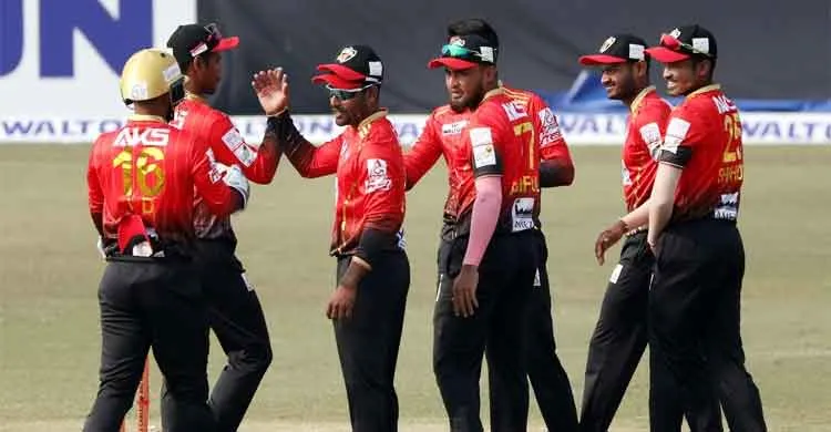 টসে হেরে ব্যাটিংয়ে ঢাকা
