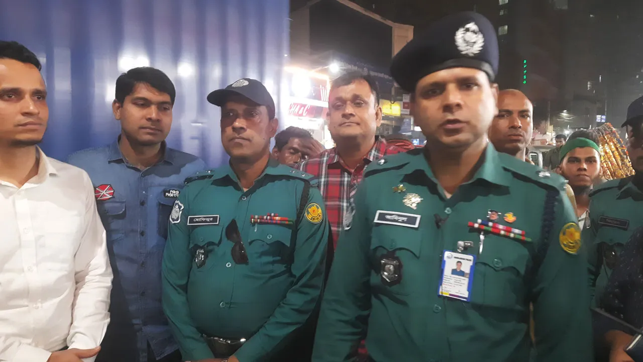ওসির উদ্যোগে ফুটপাত দখলমুক্ত করে সরানো হলো গ্যাস সিলিন্ডার