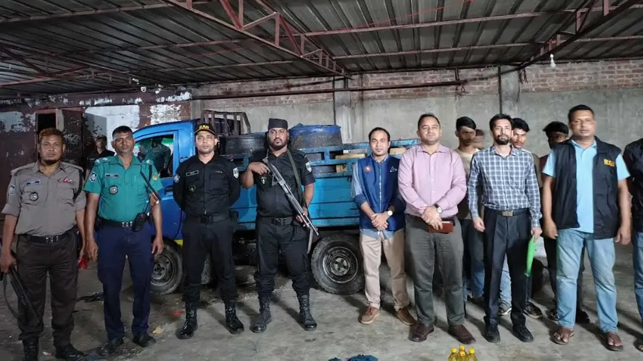 অনুমোদন ছাড়া বোতলজাত-১০৪২ লিটার সয়াবিন তেল জব্দ