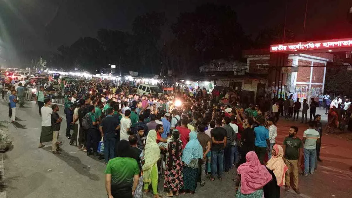 পঙ্গু হাসপাতালের সামনের সড়ক অবরোধ, ভোগান্তিতে নগরবাসী