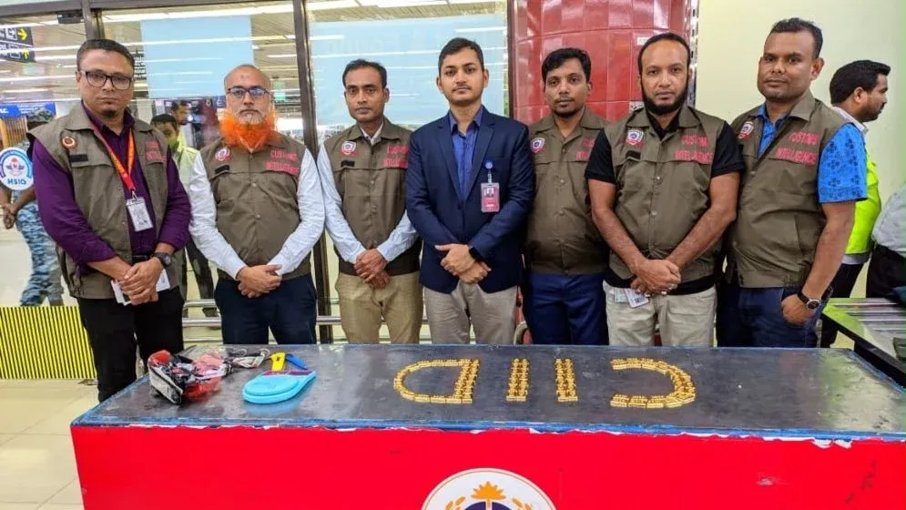 দুই বিমানকর্মীর জুতায় মিলল ৯ কেজি স্বর্ণ