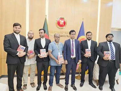 ট্রাইব্যুনালে ‘৩৬শে জুলাই গণঅভ্যুত্থান’ গ্রন্থ প্রদান