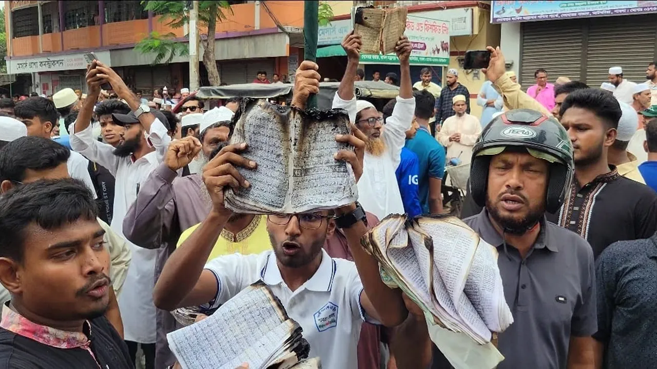 পাবনায় অফিস ও কোরআন পোড়ানোর প্রতিবাদে জামায়াতের বিক্ষোভ