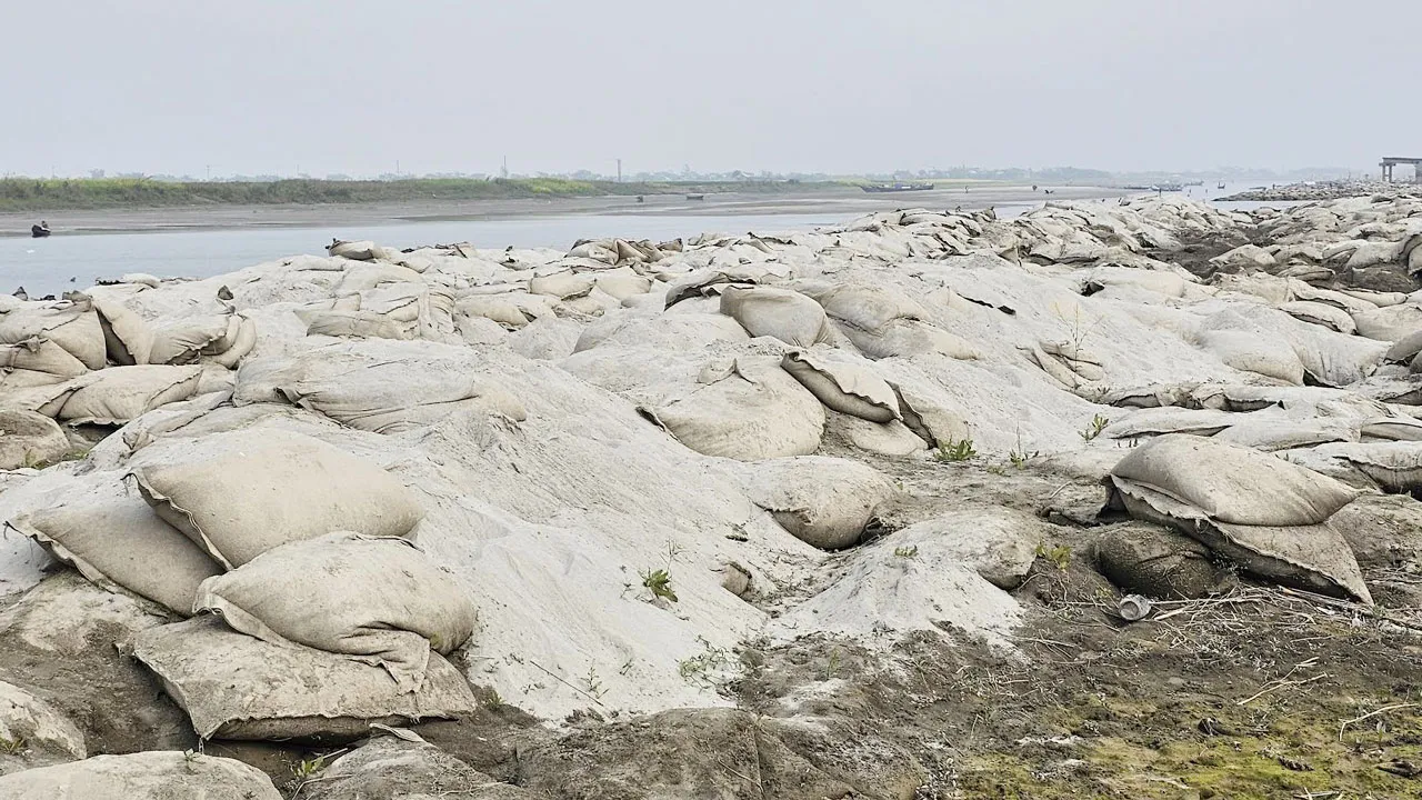 জিওব্যাগের বালু ফেলে ব্যাগ চুরি