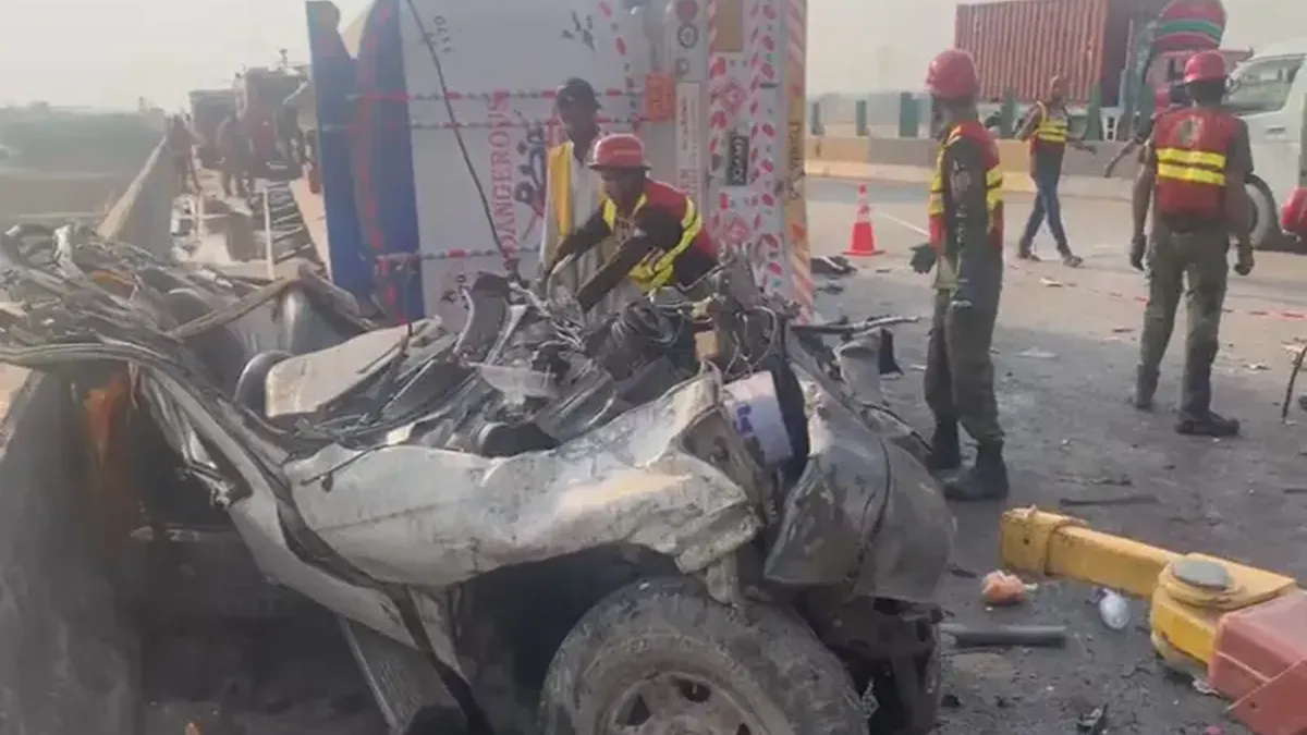 করাচিতে তেলের ট্যাঙ্কার-বাসের সংঘর্ষে নিহত ১৩