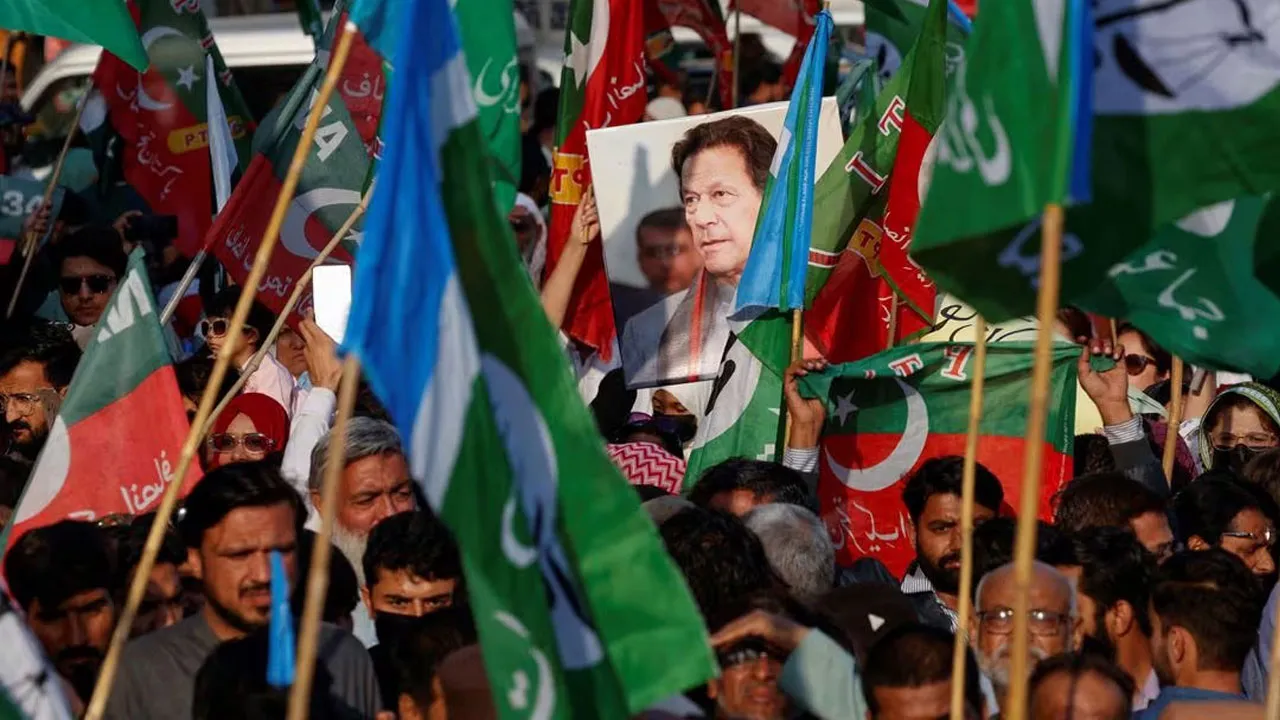 Pakistan's Khan-backed independents lead in final poll count