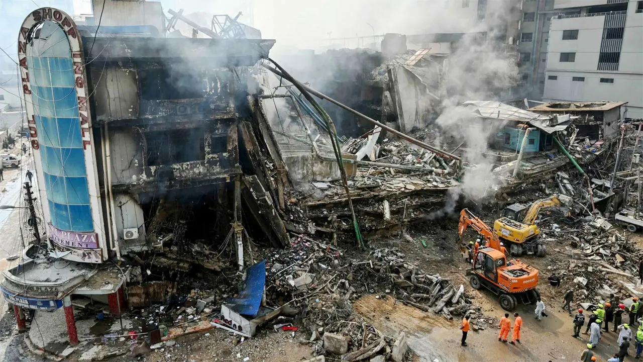 পাকিস্তানে এক দোকান থেকে ৩০ জনের অগ্নিদগ্ধ মরদেহ উদ্ধার