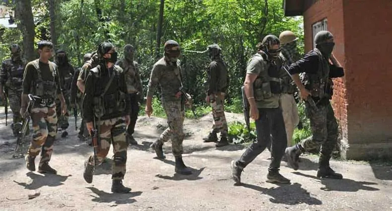 কাশ্মিরে সেনাঘাঁটিতে হামলায় নিহত ৫
