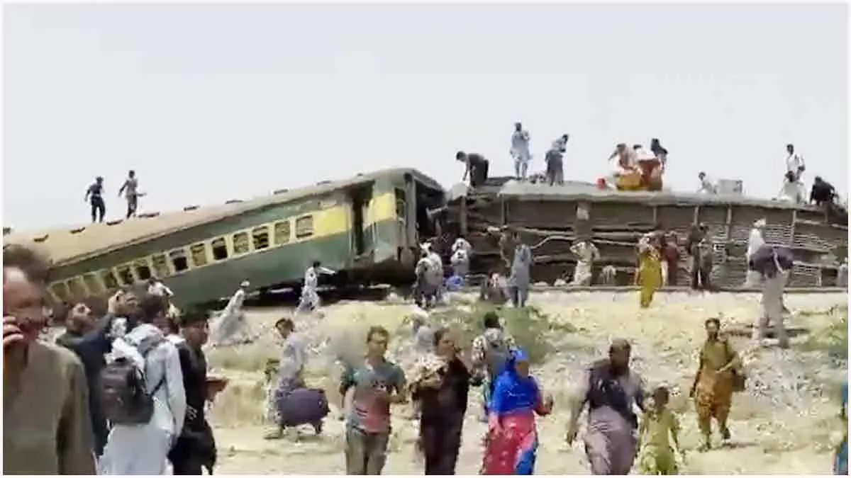পাকিস্তানে ভয়াবহ ট্রেন দুর্ঘটনায় নিহত ১৫
