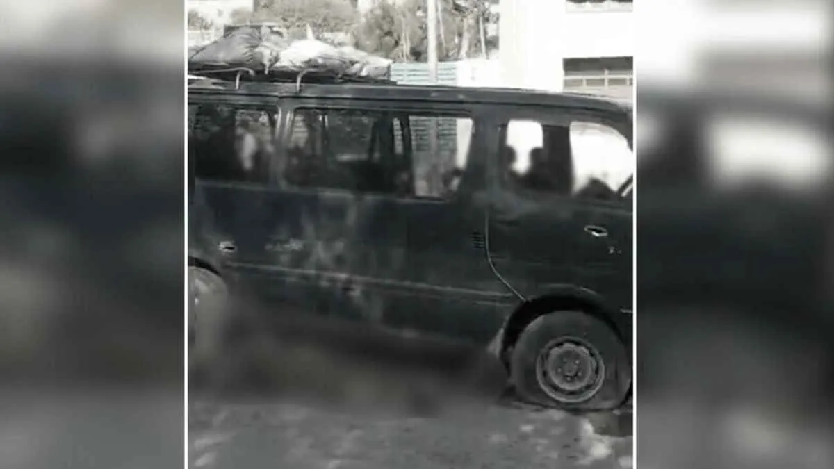 পাকিস্তানে মাইক্রোবাসে বন্দুক হামলায় নিহত ৩৮