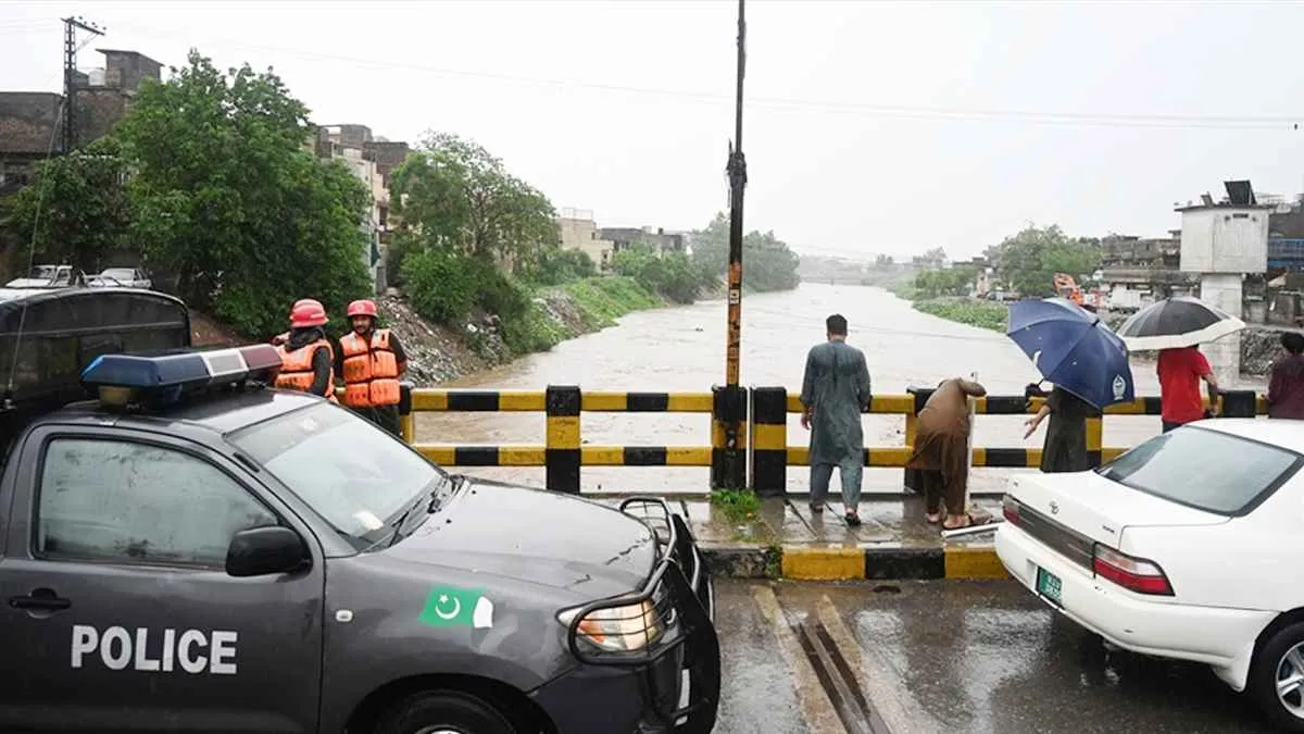 ভারত থেকে প্রচণ্ড বেগে পানি ঢুকছে পাকিস্তানে