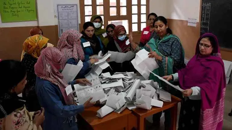 পাকিস্তানে ভোট কারচুপিতে জড়িত নির্বাচন কমিশনার, প্রধান বিচারপতি!