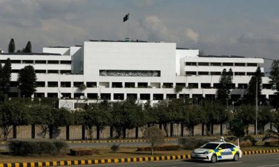 pakistans_parliament_building_copy