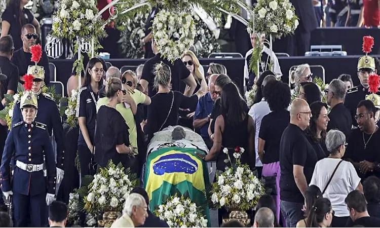 Brazil pays final respects to football giant Pele