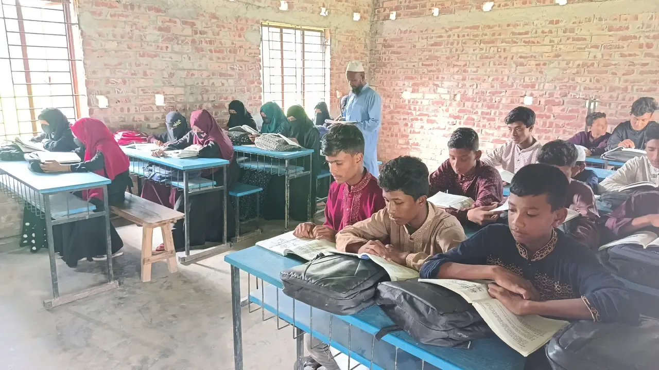 বেতনের আশায় কেটে গেল জীবন,মিলল কেবল অপেক্ষা